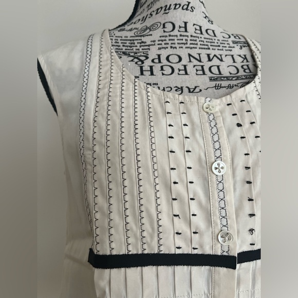Robin Howe Sleeveless, Pleated Blouse in Cream — Size 4 - Picture 7 of 8